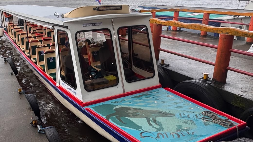 Bote Mc Carthy atracado en el muelle de La Pavona