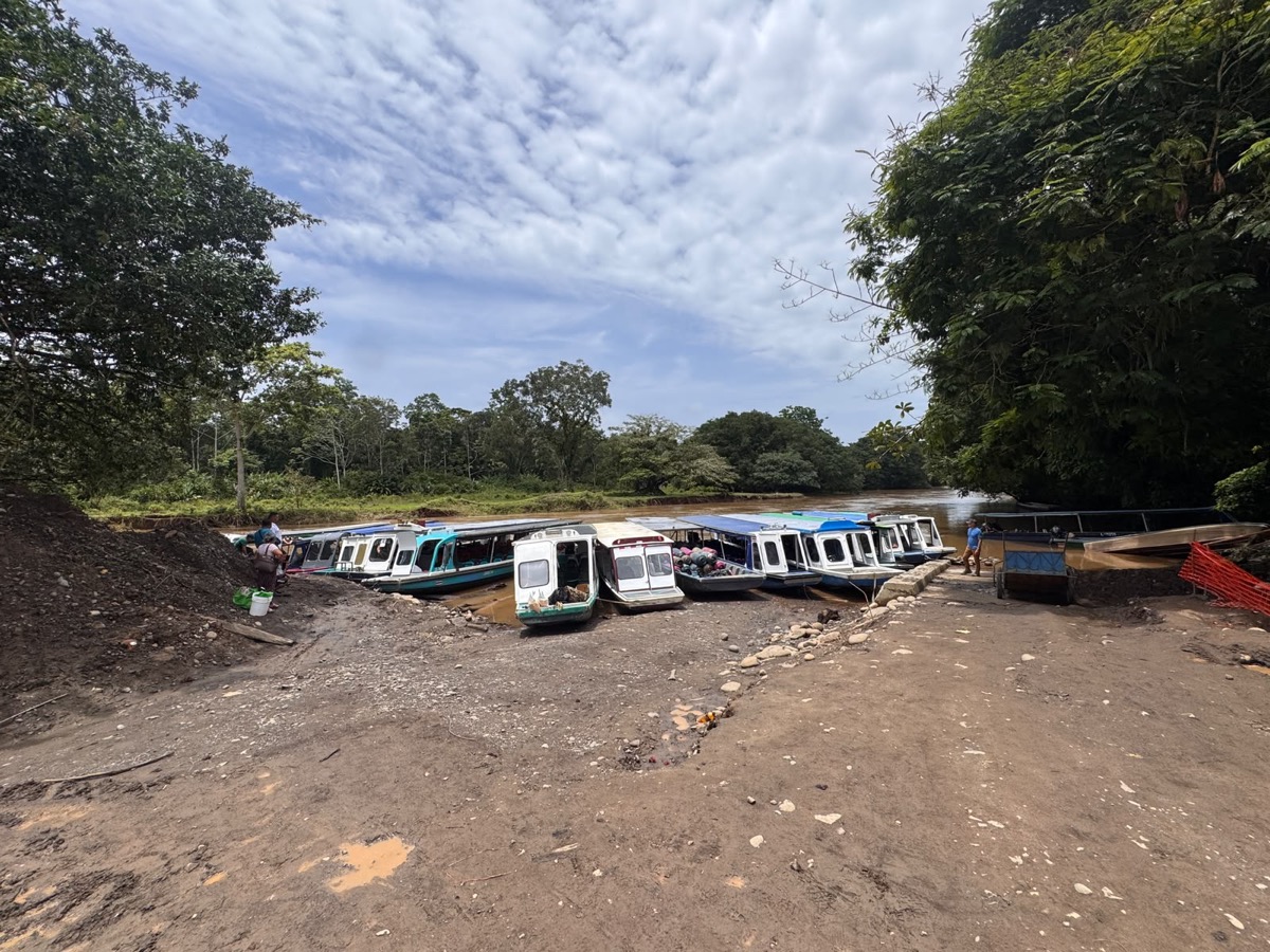 Botes en el desembarcadero camino a Tortuguero