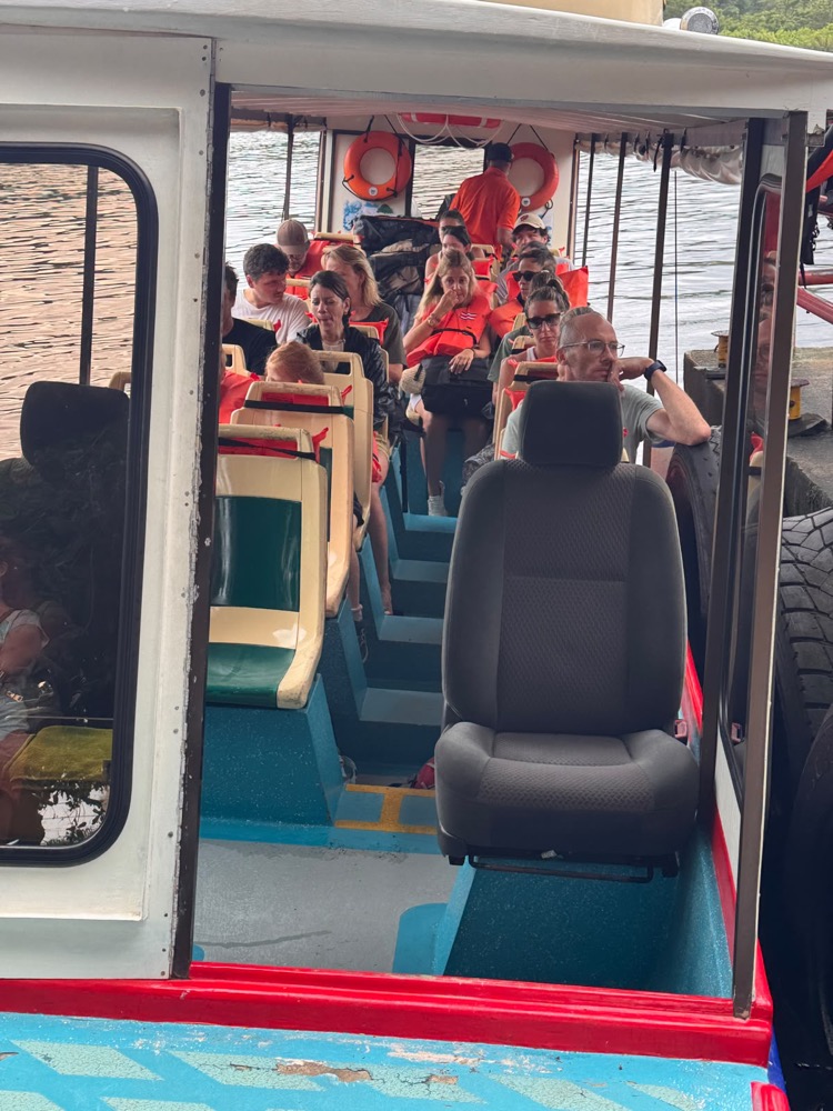 Pasajeros a bordo con chaleco salvavidas rumbo a Tortuguero